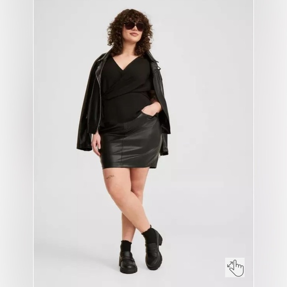 TORRID 00 0X XL Black Crepe Twist Front Surplice Top NWT R$46 - Picture 2 of 9